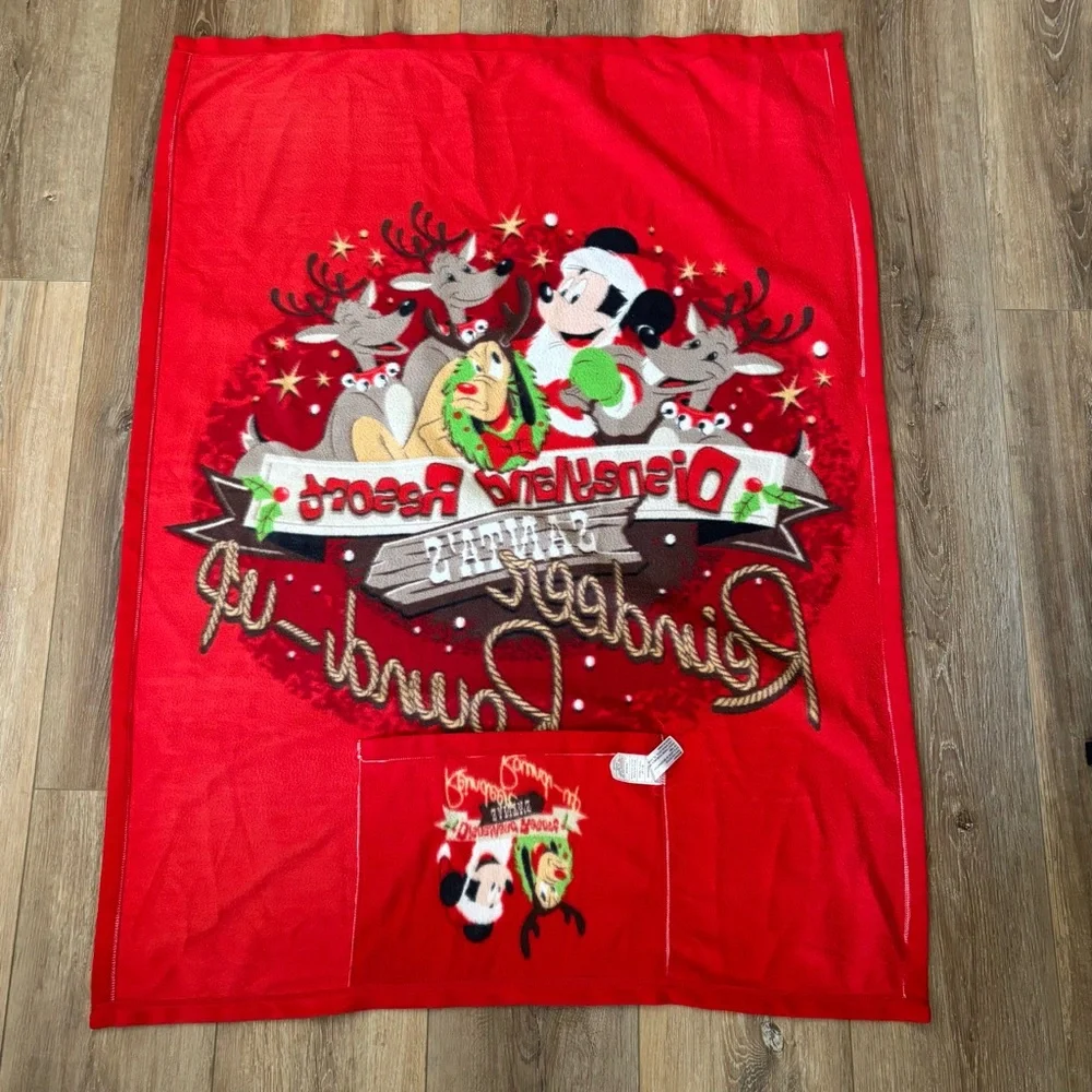 DISNEY RESORT‎ REINDEER ROUNDUP BLANKET RED FOLD IN POCKET 36